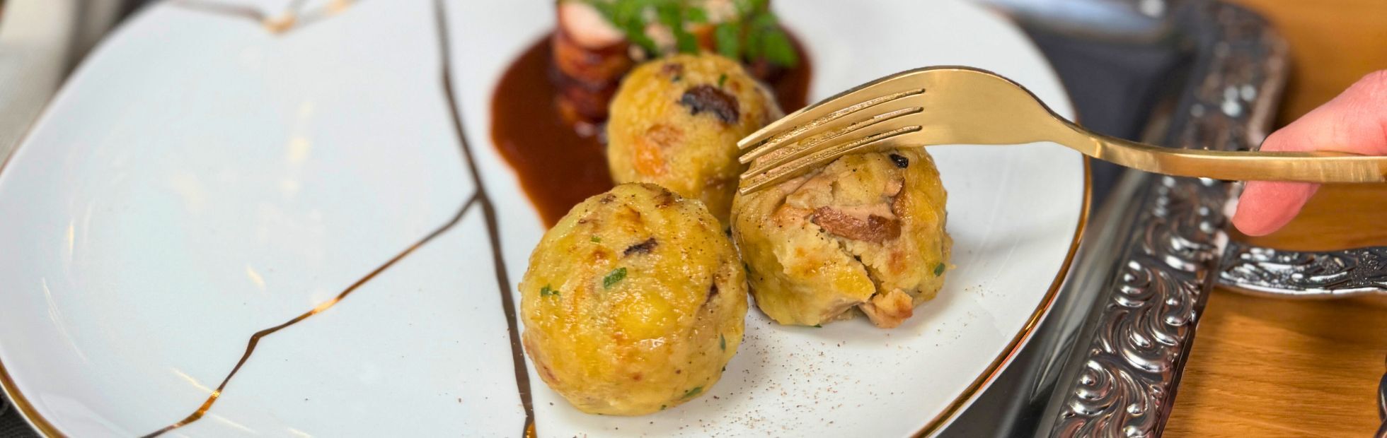 Canederli di Rösti di patate finemente grattugiate 11er ai funghi con rollè di tacchino avvolto nello speck, ripieno di spinaci e noci