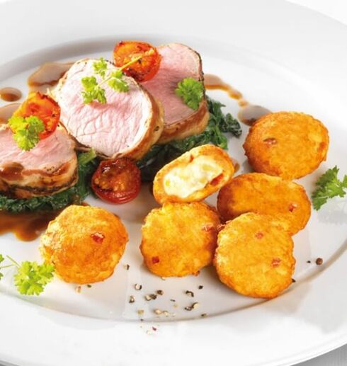 11er Rösti-Bergkäse Schmankerl mit Kalbsfilet im Speckmantel auf Blattspinat und Apfel-Balsamico-Jus Image