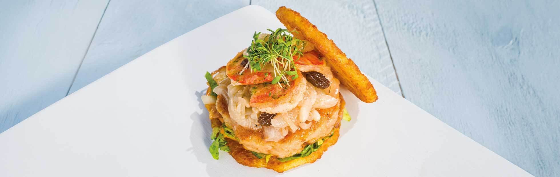 Rösti shrimp burger with scampi in saor, burger sauce and fried pancetta