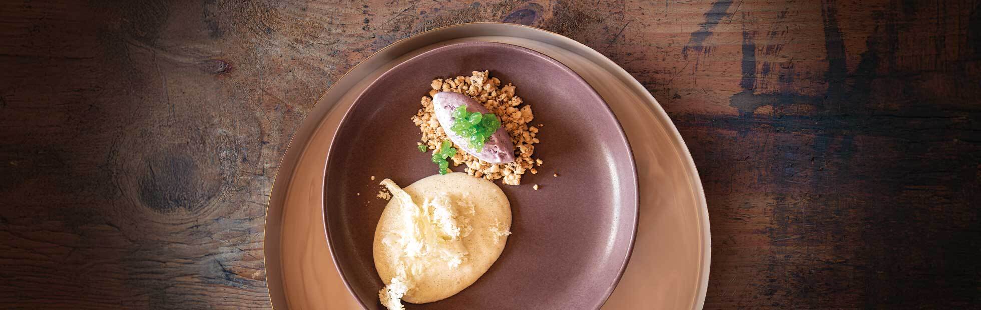 Violettes Kartoffel-Kokoseis auf Kokosbrösel mit Granny-Smith-Kaviar, Grießbrei mit Milchschaum-Kräcker