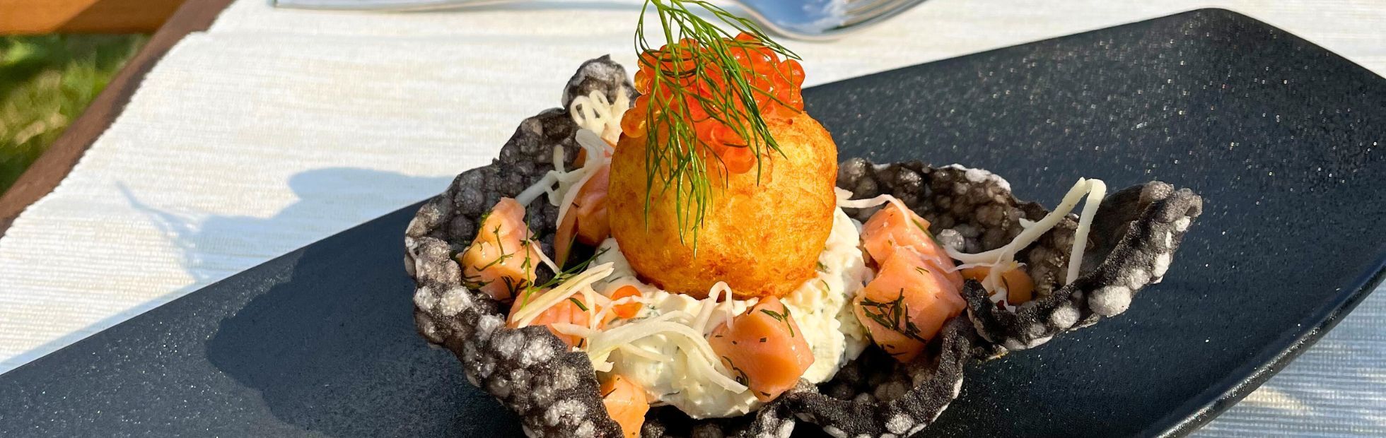 11er Rösti-Lachs Snacks auf Tapioka-Sepia-Cracker mit Meerrettich-Creme und Forellen-Kaviar