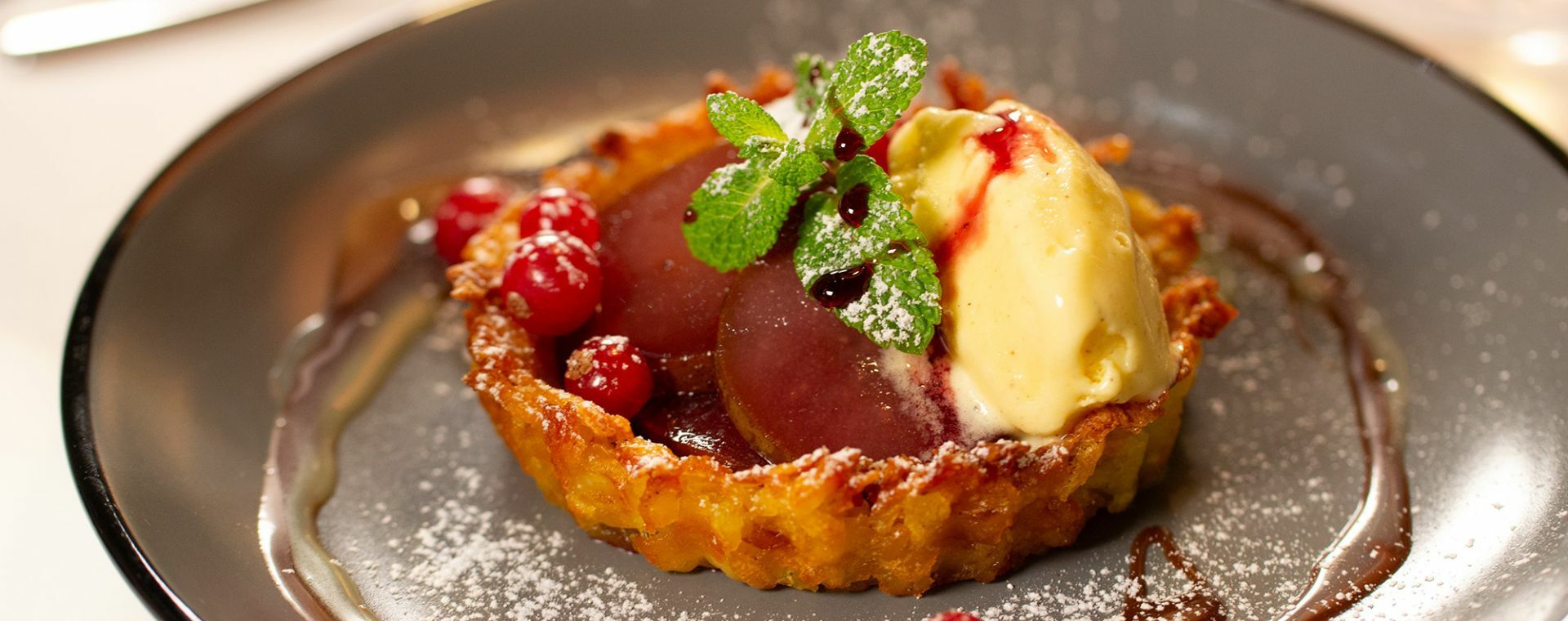 Rösti-Tartelette mit Zimtzucker und Glühwein-Birnen