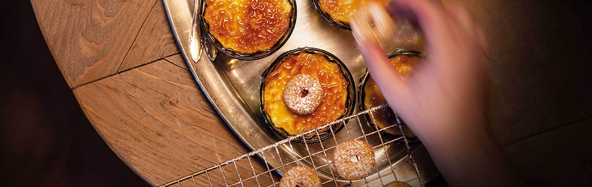Kartoffel-Donuts in Zimtzucker mit geflämmter Vanillecreme