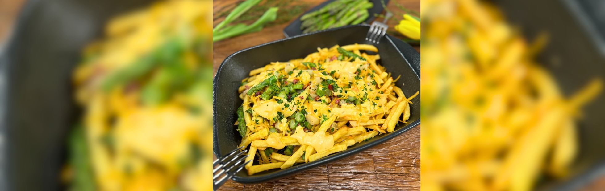 Patatine fritte “caricate” con asparagi, salsa olandese, pancetta e cheddar