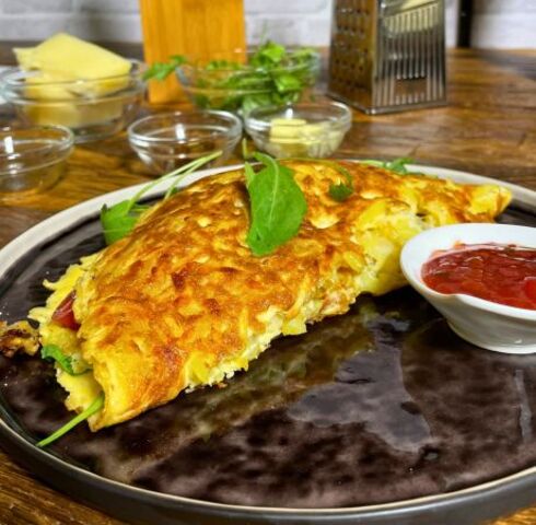 Rösti-Bergkäse-Omelette mit Rucuola und Tomaten Image
