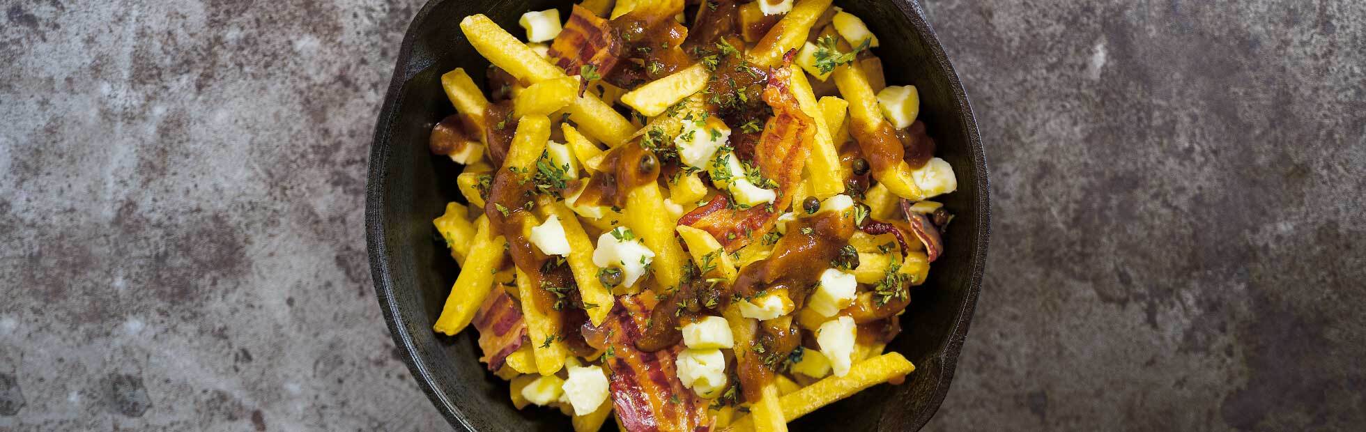 Poutine mit Speck und Pfeffersauce