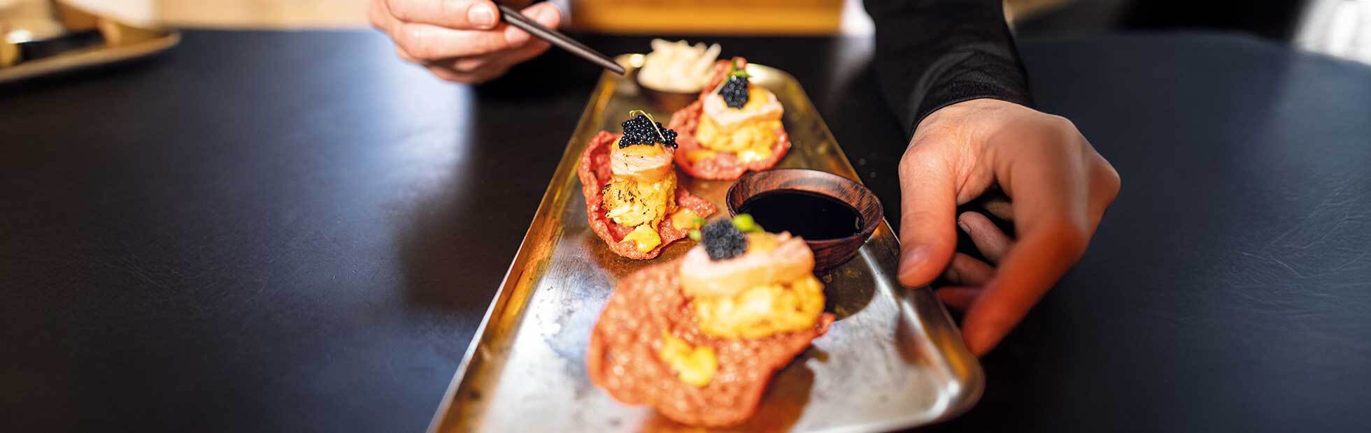 Geflämmtes Alpensushi vom Lachs und Miso-Hollandaise im Rote-Bete-Tapioka-Kräcker