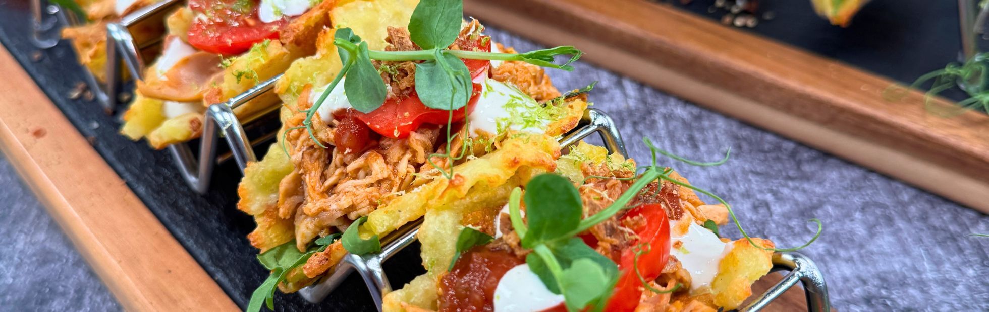 11er Rösti Gratin als Tacos mit Pulled Chicken, Sour Cream und Tomatensalsa