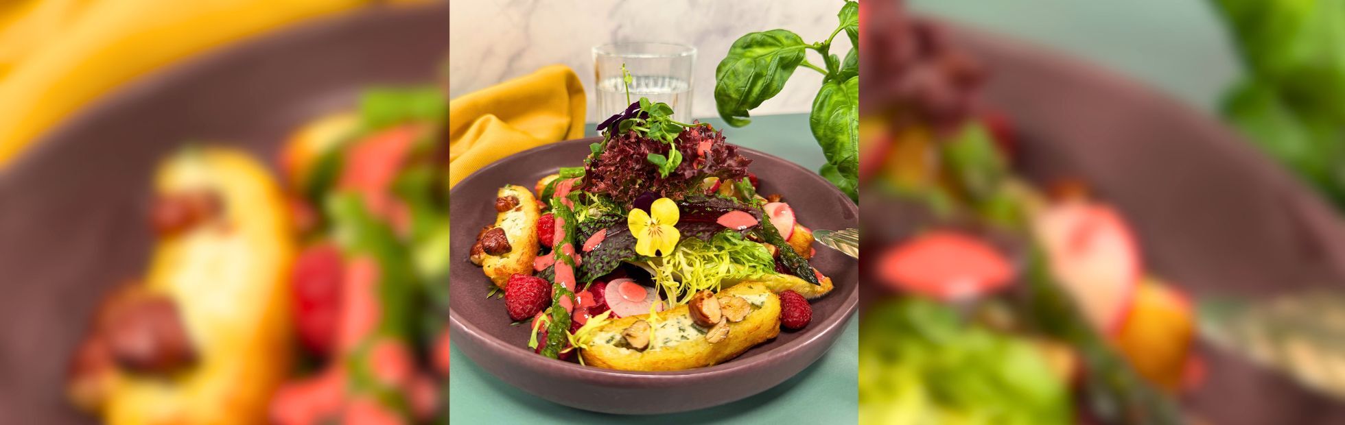 Insalata fresca primaverile con asparagi e fagottini con formaggio fresco 11er con condimento al lampone e nocciole