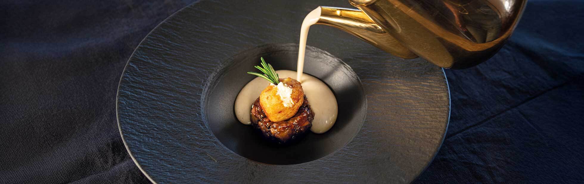Rösti-Bergkäse-Schmankerl auf Feigentatar mit Maroni-Creme Suppe