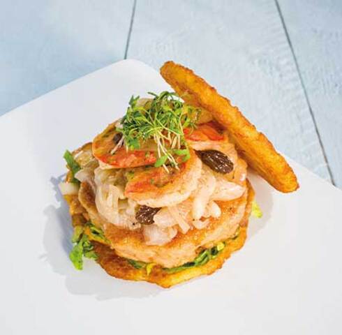 Rösti shrimp burger with scampi in saor, burger sauce and fried pancetta Image