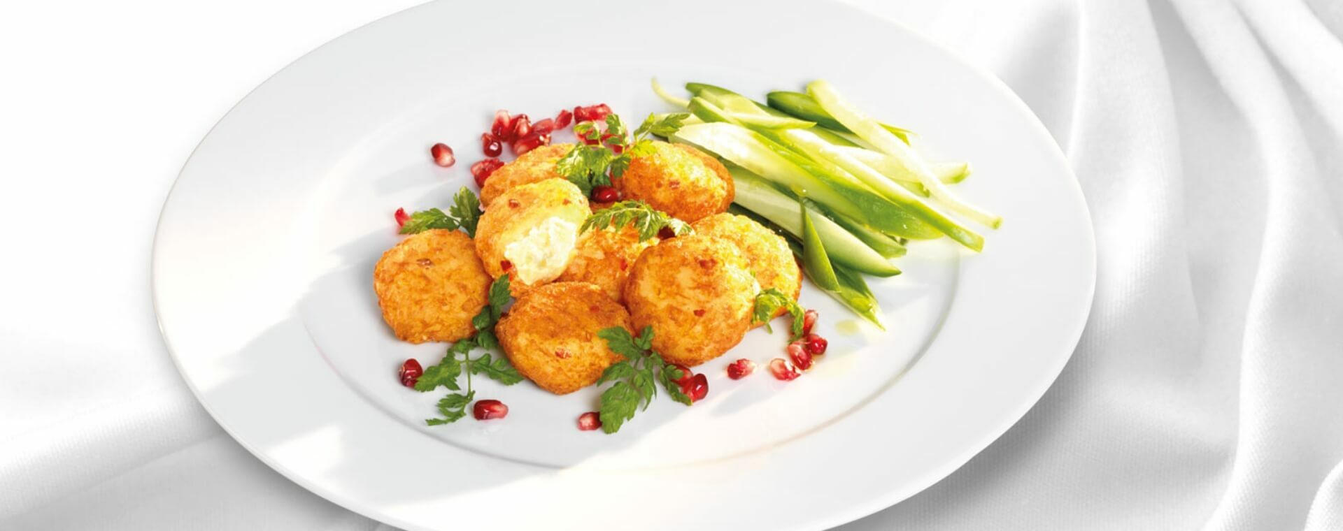 11er Rösti-Bergkäse Schmankerl mit Granatapfel, Kerbel und Gurkensalat
