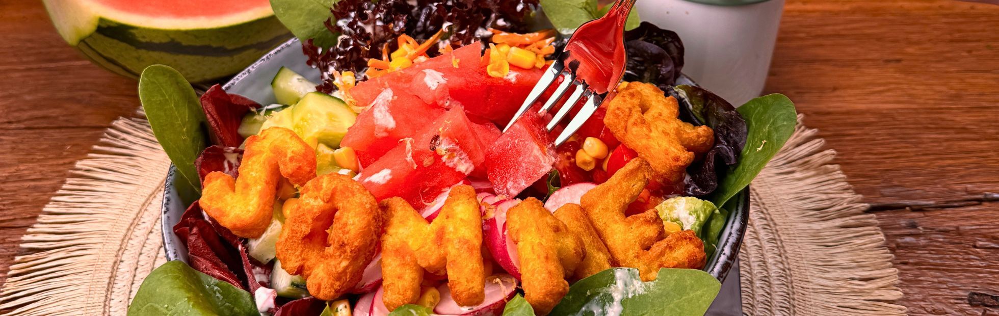 Rösti ABC 11er su Bowl di insalata estiva con dressing allo yogurt e limone