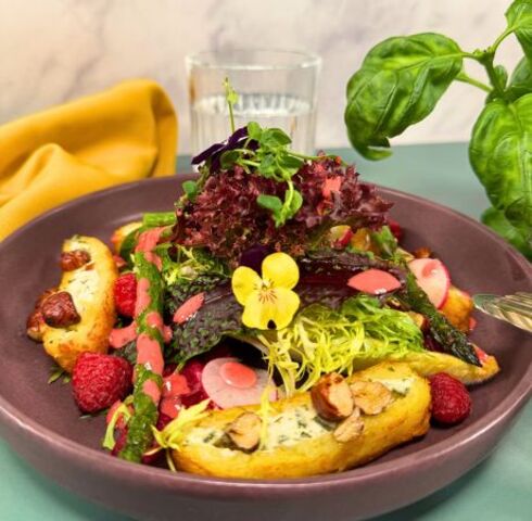 Frühlingssalat mit Spargel und 11er Frischkäse Täschle an Himbeer-Haselnuss-Dressing Image